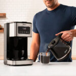 Cafetera programable de 12 tazas con pantalla táctil Oster BVSTDC4403 - Imagen 6